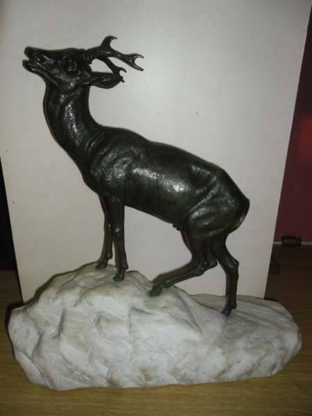 BRONZE SCULPTURE OF A DEER ON STONE BASE ( 34 X 32 X 14 CM)