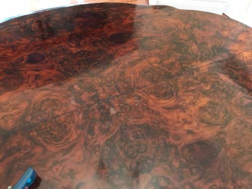 Beautiful Victorian Burr Walnut Tilttop Loo Table circa 1880 ( 150 x 110 x 70 cm )