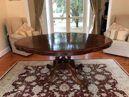 Beautiful Victorian Burr Walnut Tilttop Loo Table circa 1880 ( 150 x 110 x 70 cm )
