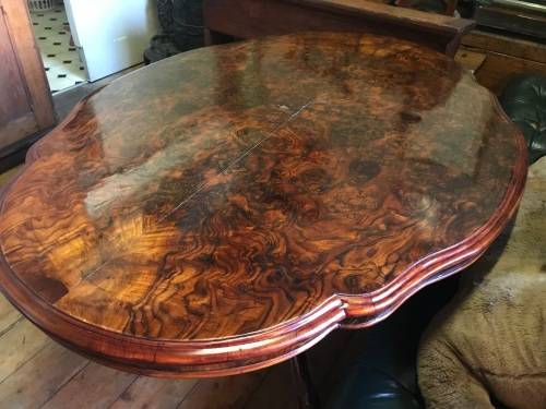 Beautiful Victorian Burr Walnut Tilttop Loo Table circa 1880 ( 150 x 110 x 70 cm )