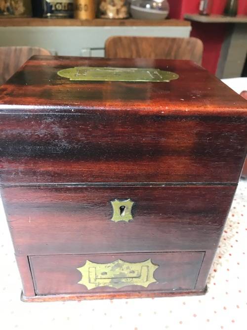 RARE VICTORIAN MAHOGANY MEDICINE BOX WITH CONTENTS ( box closed 20 x 18 x 16 cm )