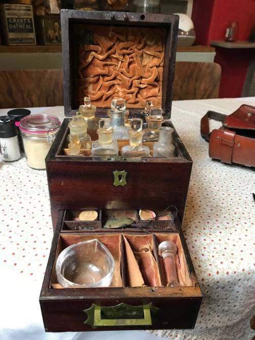 RARE VICTORIAN MAHOGANY MEDICINE BOX WITH CONTENTS ( box closed 20 x 18 x 16 cm )