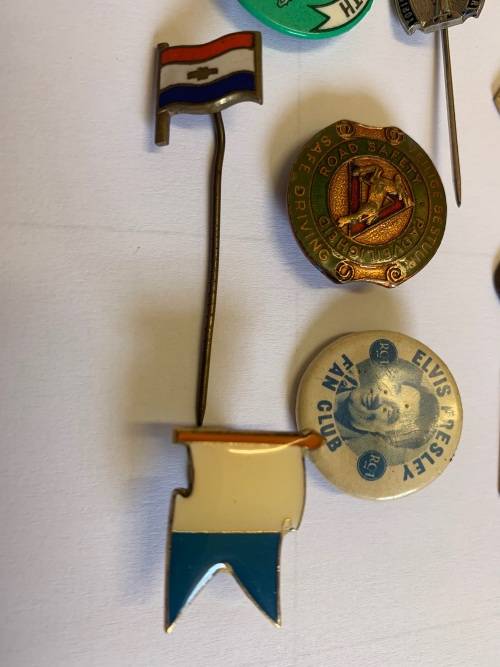 COLLECTION OF MIXED PINS AND BADGES