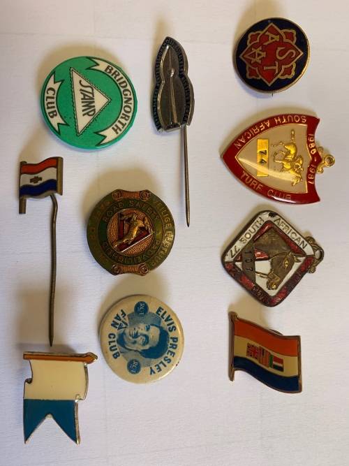 COLLECTION OF MIXED PINS AND BADGES