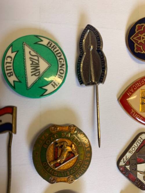 COLLECTION OF MIXED PINS AND BADGES