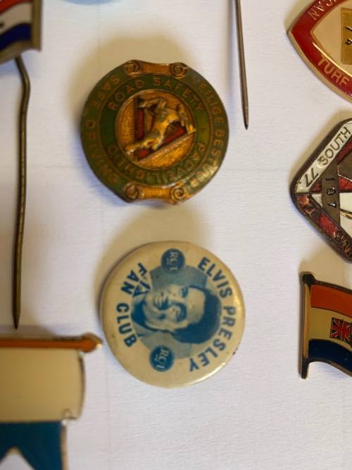 COLLECTION OF MIXED PINS AND BADGES