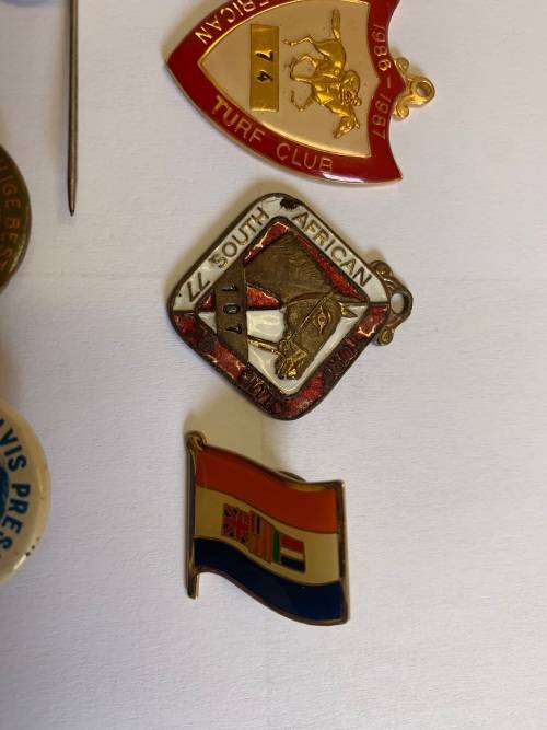 COLLECTION OF MIXED PINS AND BADGES