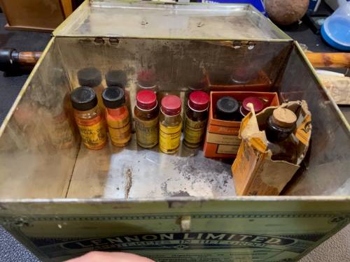 Lennon Huisapteek Tin with some medicine