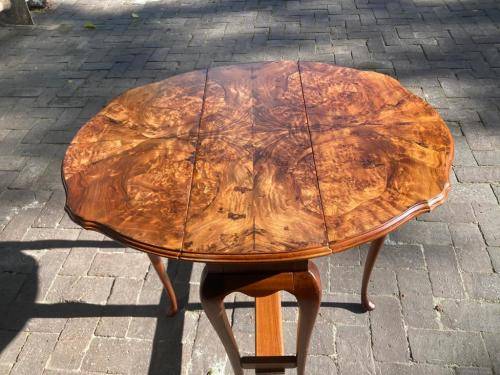 Beautifull Burr Walnut Gateleg Table ( 67 x 25 x 61cm closed , 67 x 75 x 61 cm open )