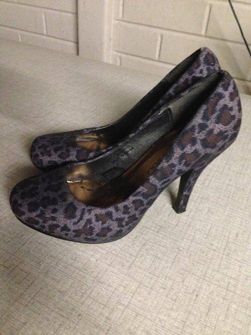 Free 2bu shoes - Size 4