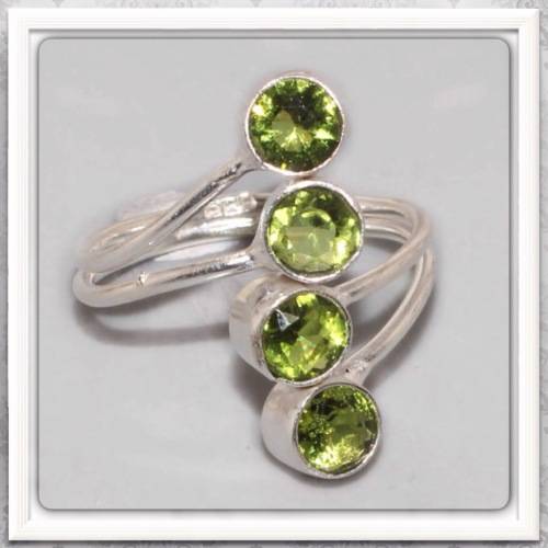 ***STUNNING DAINTY LITTLE RING***FACETED PERIDOT GEMSTONE  .925 SILVER RING SIZE 8