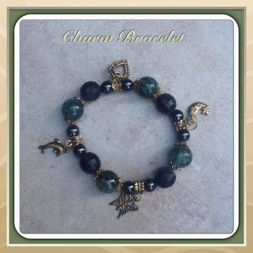 Christmas Savings ***PRETTY***GREEN AND BLACK STRETCH BRACELET WITH OLD GOLD CHARMS