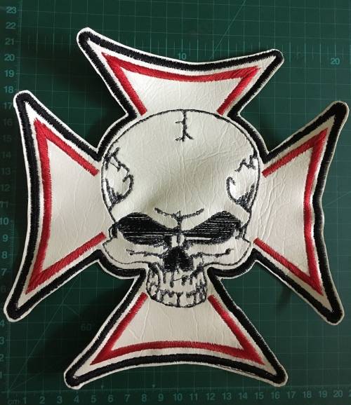BDG414 Skull and cross badge patch large on vinyl 20cm x 20cm