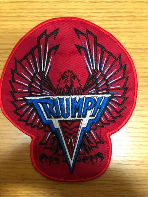 BDG935 Triumph badge patch on RED 19cm x 16.5cm