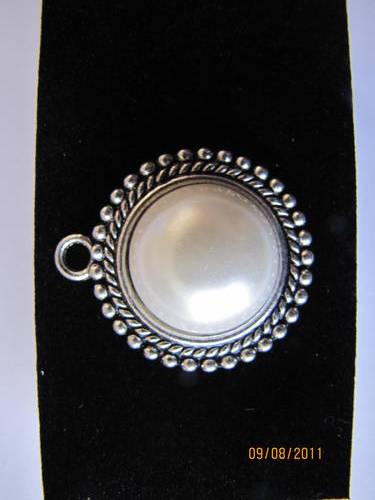 SENSATIONAL SIMULATED PEARL PENDANT WITH FREE CHAIN