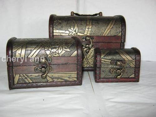 THREE WOODEN JEWELLERY / TRINKET BOXES