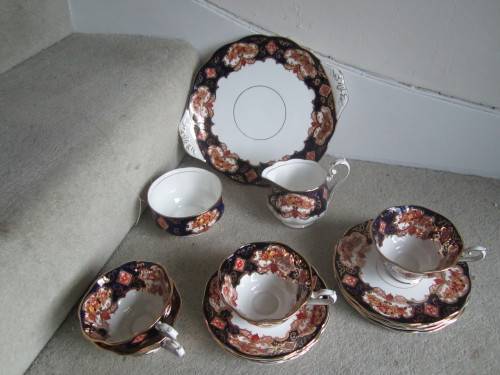 SUPERB ROYAL ALBERT HEIRLOOM  TEA SET 21  PIECES, 6 TRIOS, CAKE PLATE, SUGAR BOWL, MILK JUG