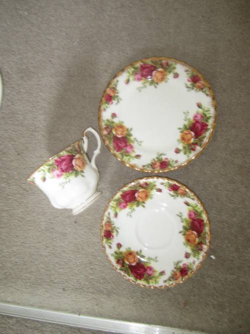 ROYAL ALBERT OLD COUNTRY ROSES TRIO CUP SAUCER & TEA PLATE