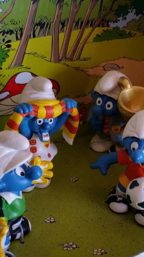 2009 SCHLEICH 41259 - SMURF DECADE SET  2000 - 2009 SOCCER EDITION - MADE IN GERMANY