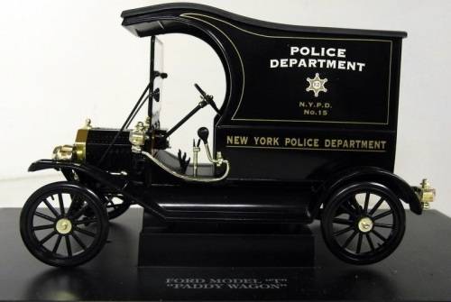UNIVERSAL HOBBIES 1/18 - 4303 FORD MODEL T PADDY WAGON POLICE PATROL