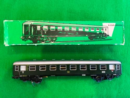 MARKLIN COACH 4023 WITH LIGHTS HO. VINTAGE.