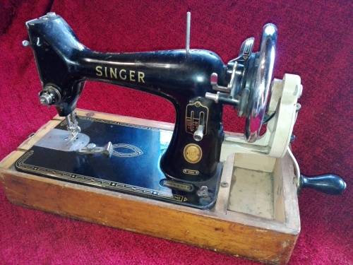 Antique Singer Sewing Machine: Mod. 99K (1957)