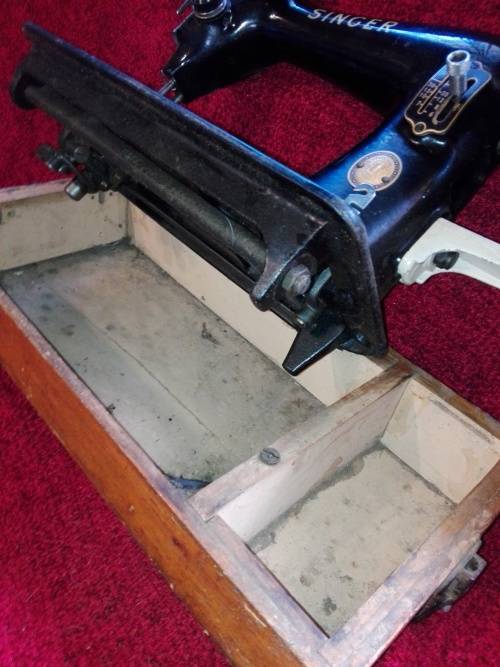 Antique Singer Sewing Machine: Mod. 99K (1957)