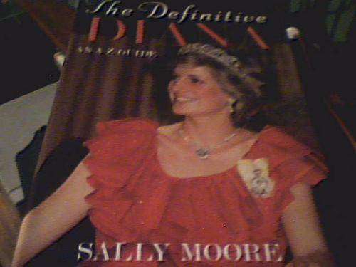 THE DEFINITIVE DIANA AN A- Z GUIDE - SALLY MOORE