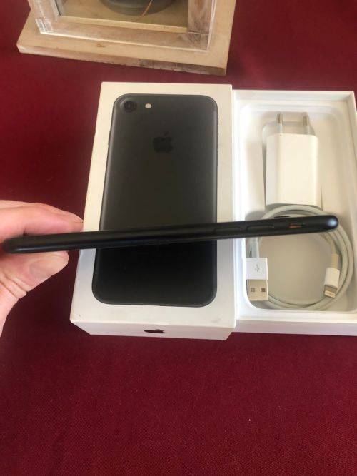 Apple iPhone 7 32GB Matte Black (Excellent condition with original box and charger - 83% battery)