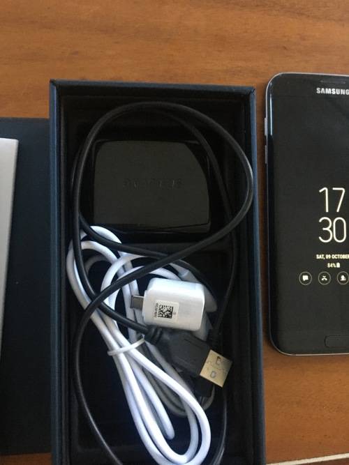 Samsung Galaxy S7 Edge 32GB Black Onyx (Full set - excellent condition)