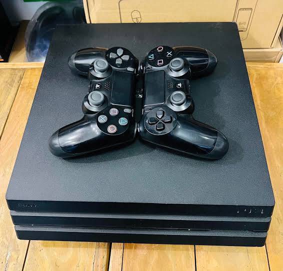 Sony PlayStation 4 PS4 PRO 1TB with 2 controllers (Very good condition)