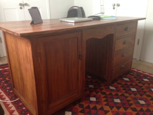 Great big solid oak desk (free delivery in JHB)