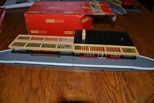Hornby R.002 Vilage Station. Missing one Chimney.