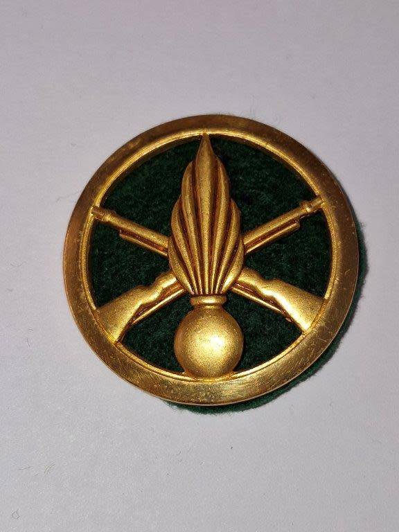 French Infantry regiment cap/beret badge.