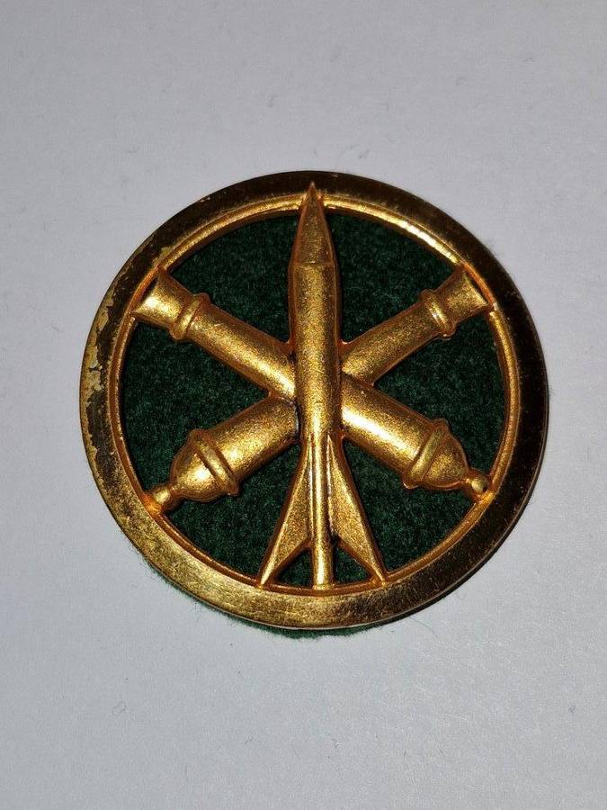 French Artillery regiment cap/beret badge.