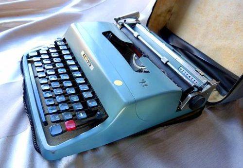 FAMOUS TYPEWRITER, ERNEST HEMINGWAY USED ONE OF THIS TYPE OF TYPEWRITER