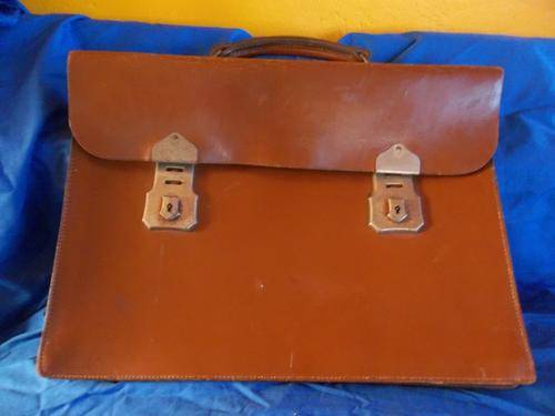 CAN THIS BE!!!!!! VERY OLD LEATHER SCHOOL BAG