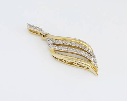 Natural Diamond Pendant in Yellow Gold