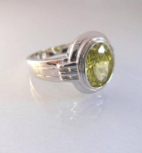 ***GORGEOUS***Simulated Peridot Dress Ring**Size 7/9**