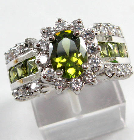 SHOWSTOPPER!! Magnificent shine** Size 8**Simulated green peridot and diamond dress ring