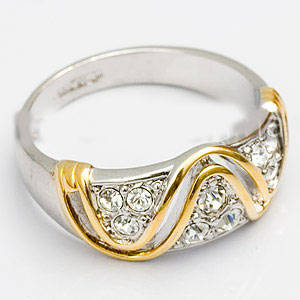 Size 10**Stunning wedding band in gold and silver tone