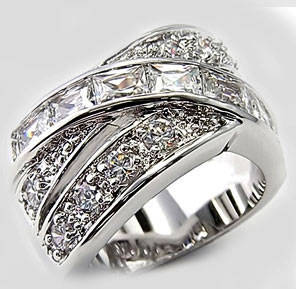 **EXQUISITE**IMPRESSIVE**Stunning Broad Dress Ring**