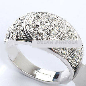 **Super-bling without the sting**Stunning dress ring in white gold**