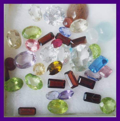 LOVELY  SET OF 32.16 CT MIXED GEMS    PERIDOTS, AMETHYST ETC