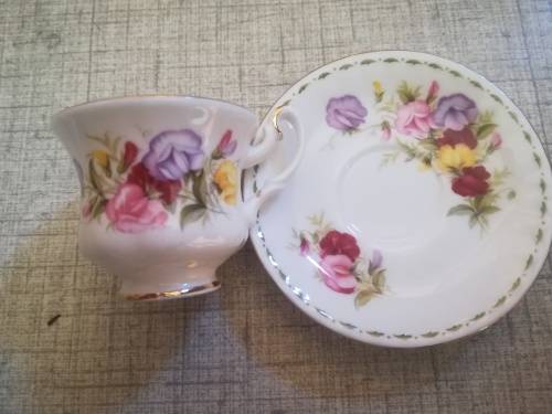 Royal Albert Miniature Flower of the Month Duo - April