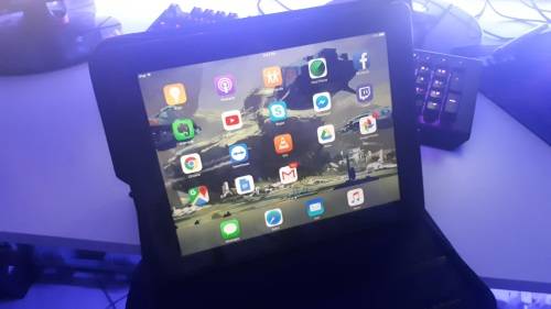 iPad 4th Generation 32gb Wifi - Black\With Cover (Mint Condition no scratches)