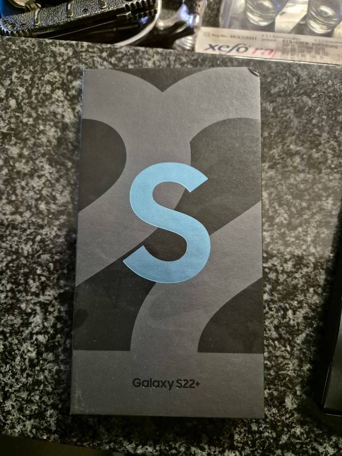 ***IMMACULATE*** Samsung Galaxy S22 PLUS  5G 256 GIG DUAL SIM!