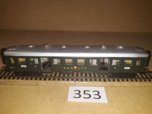 Marklin 4015 - Swiss Railways Passenger Coach with doors that open - All Metal "HO"
