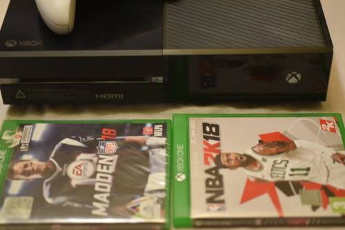 XBOX ONE (original) 1TB HDD + NBA 2k18 + Madden 18
