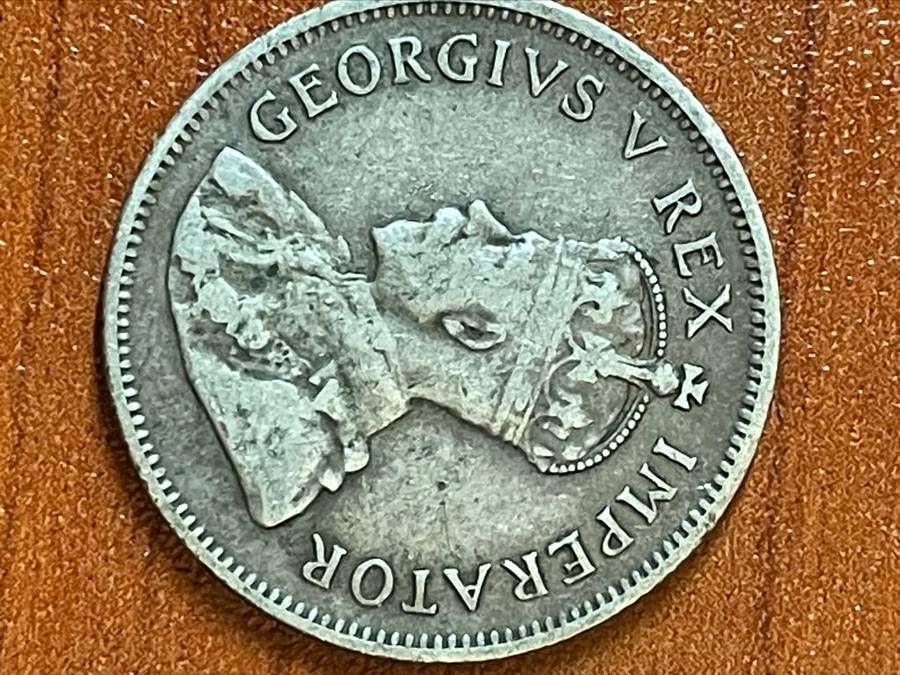 1932 *** Shilling *** VF- filler coin